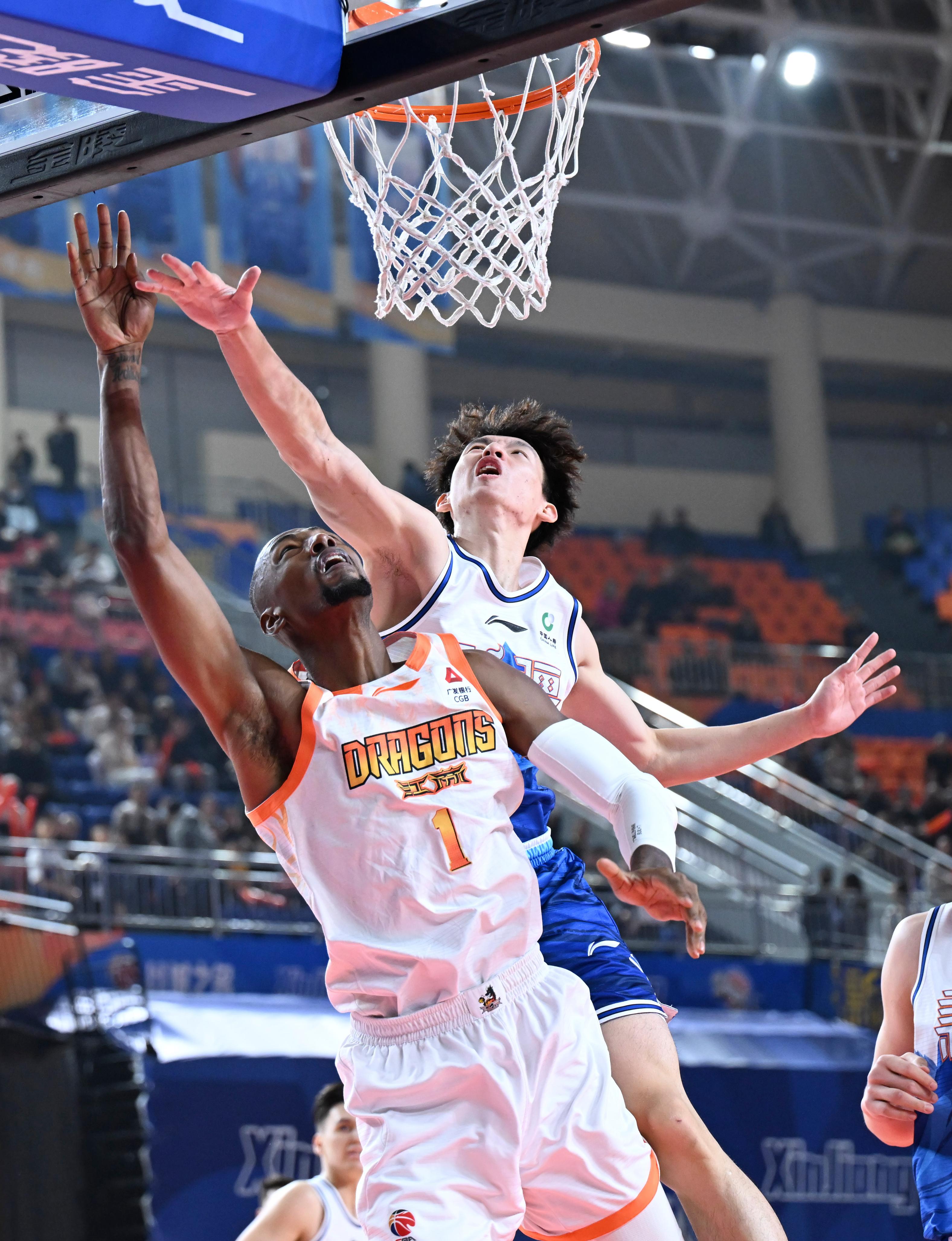 星空体育在线登录-集结日瓦伦西亚备战NBA总决赛集结日山东男篮更衣室发声，今晚毕尔巴鄂竞技篮板制胜看傻球迷的简单介绍